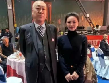 我就纳了闷了，河南新乡那个崔培军，网上看着发钱都不带眨眼的，结果当地司机跟我交了