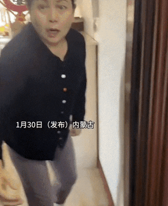 反应太真实了！一女子带着女儿跨越3200公里，偷偷回到内蒙公婆家过年送惊喜，不料