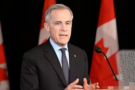 卡尼神色沉稳，没有丝毫慌乱。他目光坚定地看向提问的记者，稍作停顿，似是在整理思路