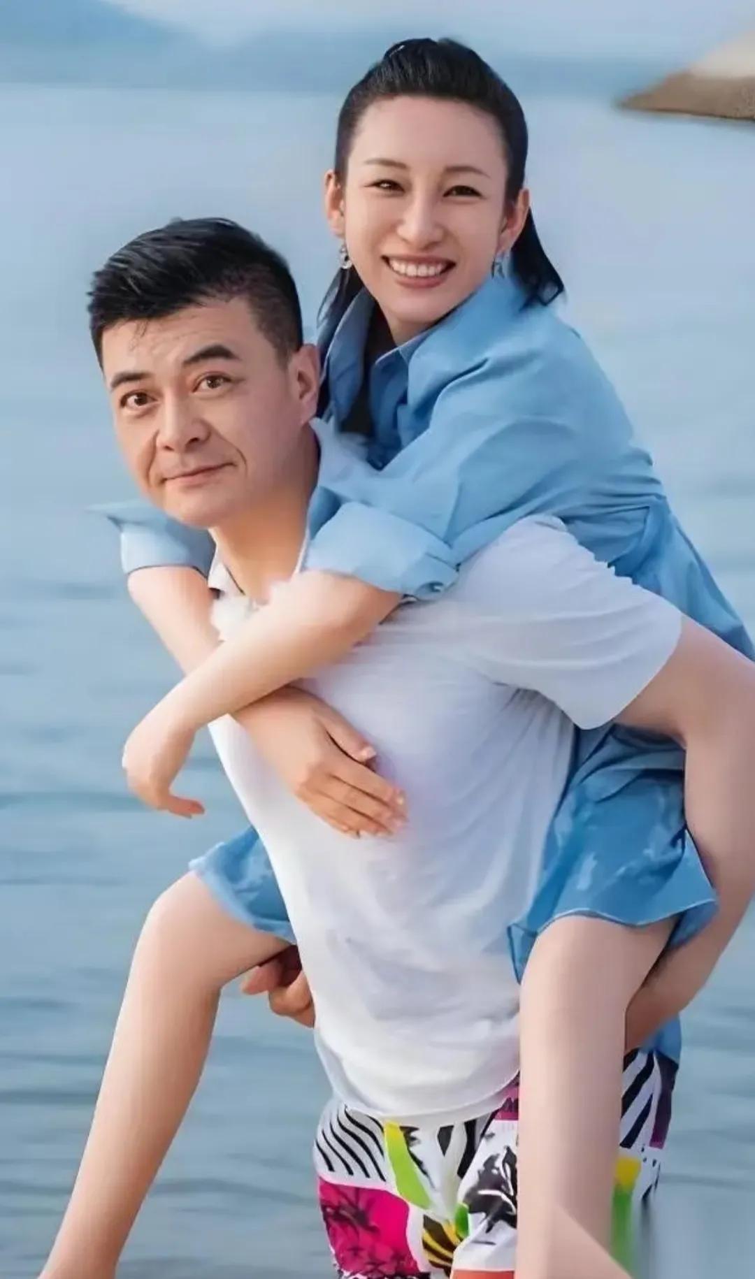 在婚姻里，除了付出，还有性格的问题。王新军和秦海璐真的很般配。两口子都是耐看型的