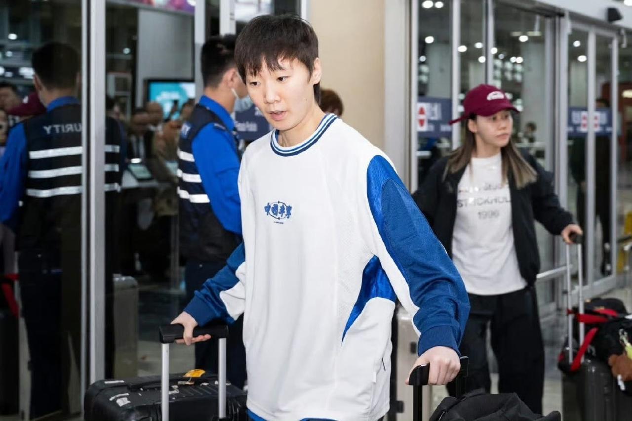 一张是男队领军人物王楚钦，一张是女队领军人物孙颖莎，一张是女队二当家王曼昱，