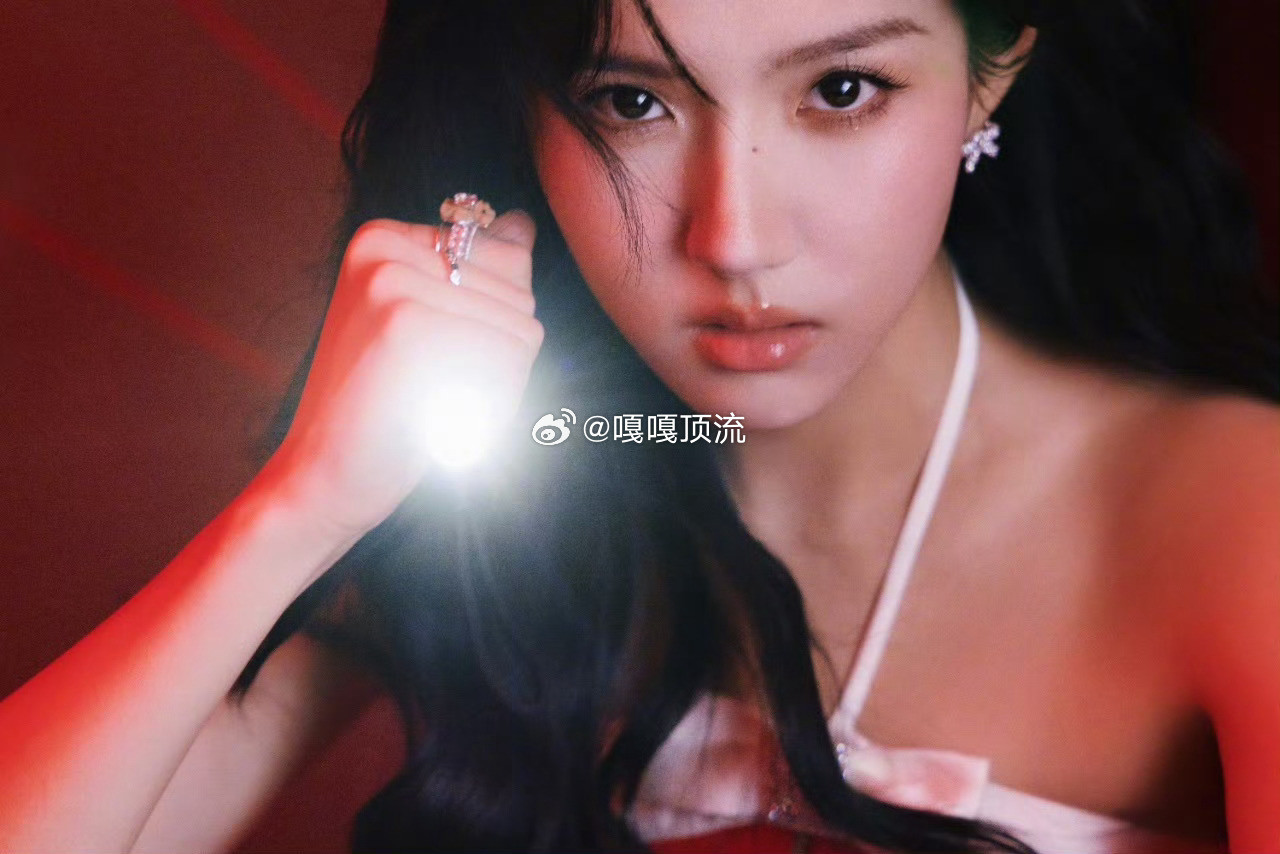 苏晓彤的红裙造型很曼妙红裙加身的苏晓彤直接美翻全场！明艳色调衬得她肤白貌美，灵