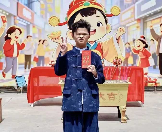 小马云范小勤转型短剧演员首次出演就当男一号曾经因长相酷似马云走红的范小勤，成年后正式踏入短剧行业，引