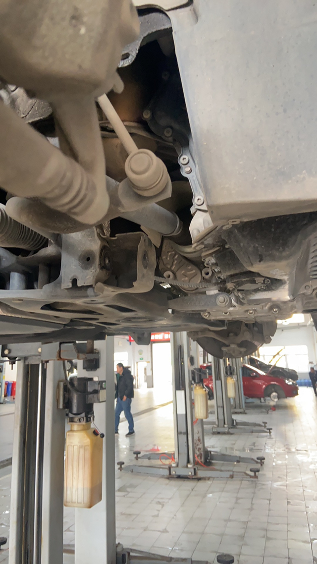 更换下支臂胶套行驶4万3千公里，三年半不到。大灯内部有水珠，下支臂从新车开始过