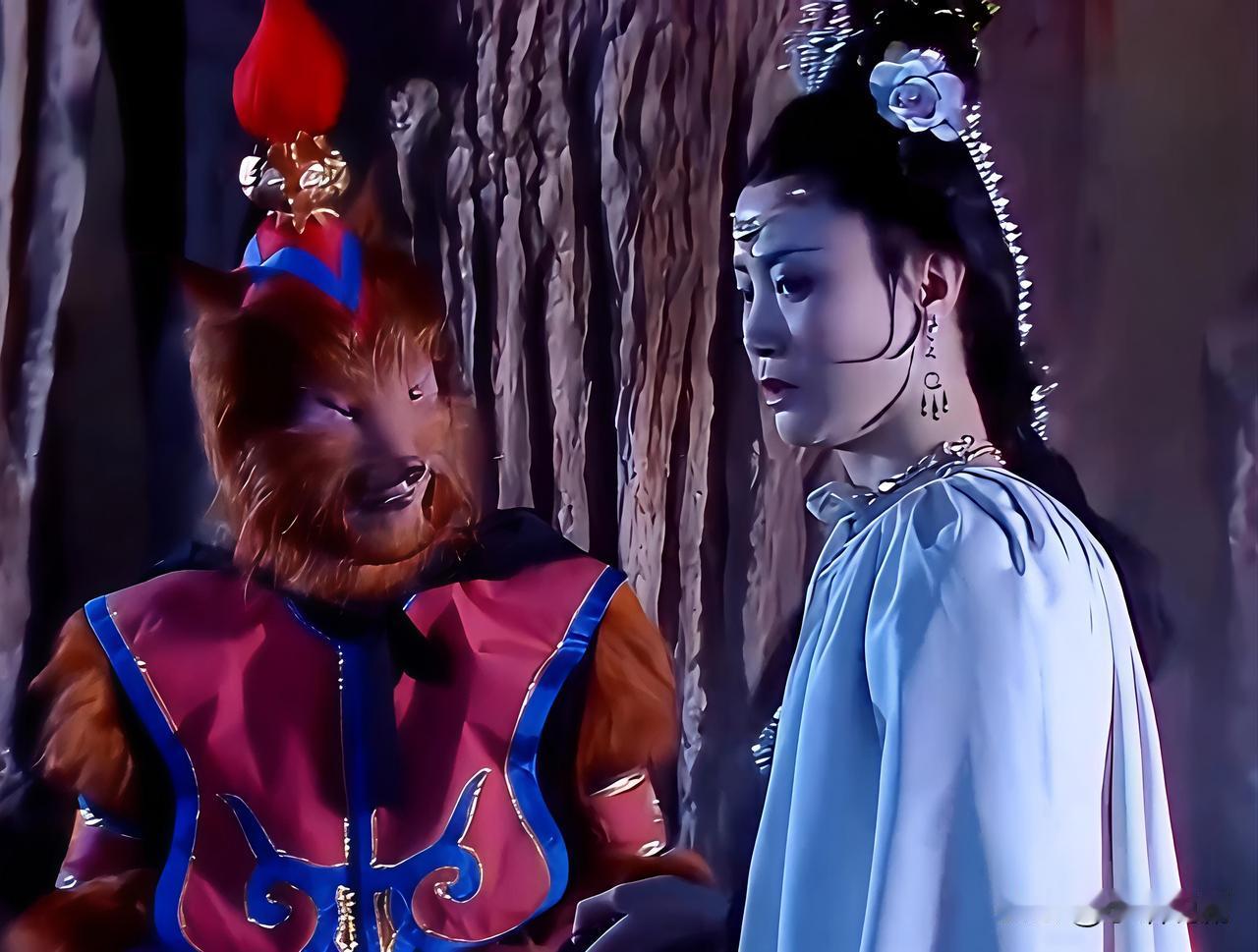 黑狐精，又称黑狐军师，是白骨夫人的智囊，本体维一只修炼数百年的雄性黑狐，在化为人