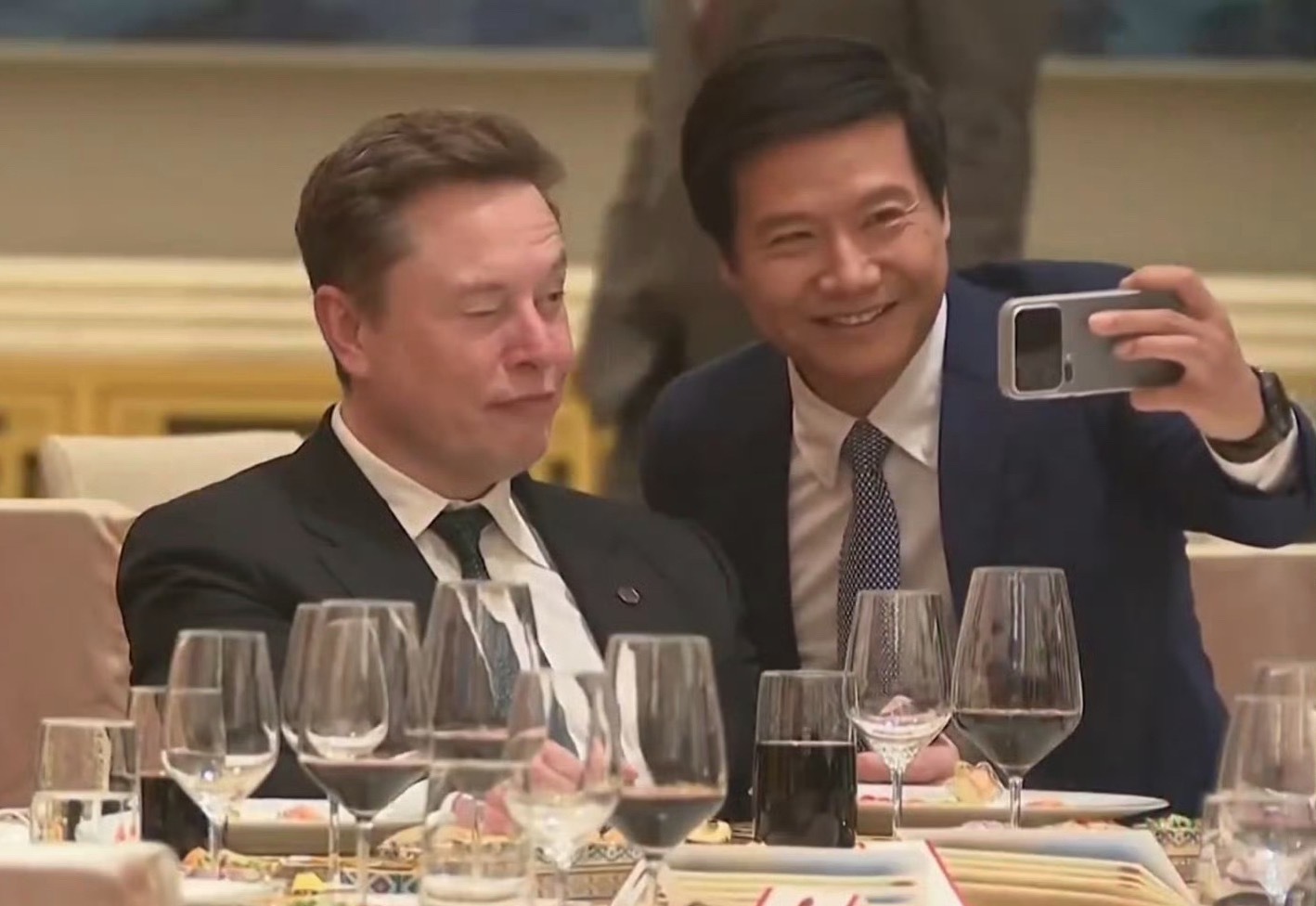 欢迎宴会上，雷军与马斯克进行了合影，然后马斯克的还做了个wink的表情包！话说，