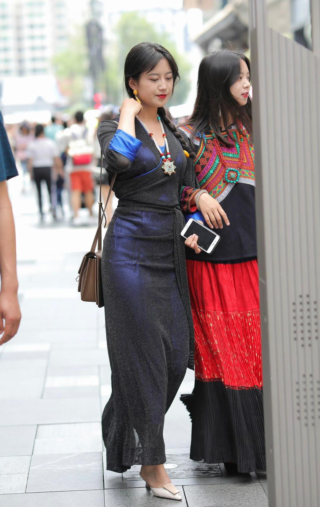 分享一下你随手拍下的照片街头邂逅民族风的浪漫碰撞，藏蓝鎏金裙装揉进藏族服饰的温婉