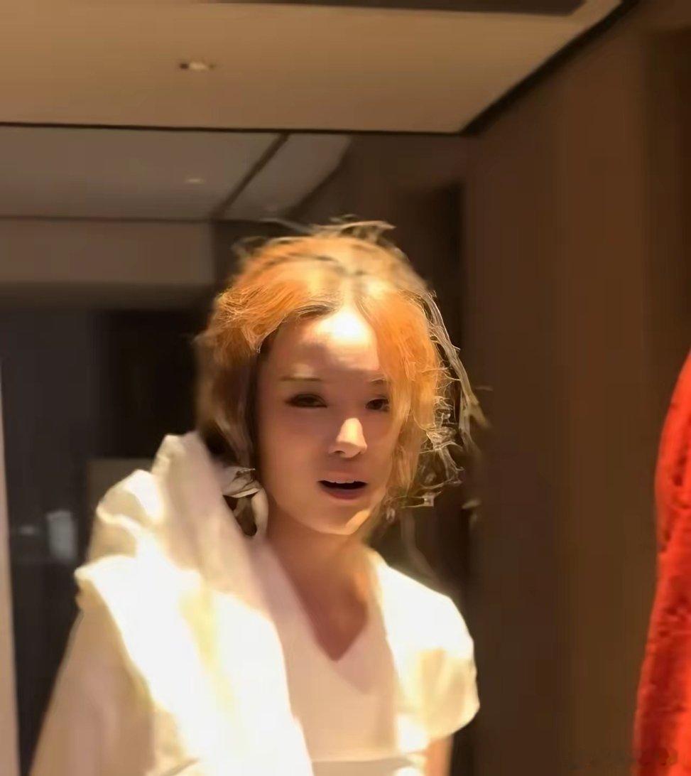 徐艺洋用酒店的床单把自己包裹成一个鸵鸟，躲在黄子韬经过的走廊吓唬黄子韬，黄子韬看