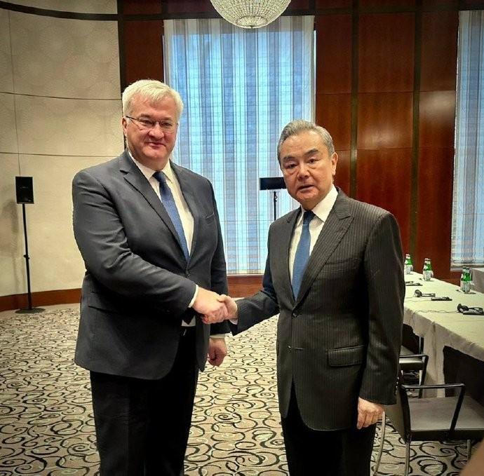 中乌外长握手，王毅外长“恩威并施”，乌外长：坚持“一中原则”据外交部网站消息