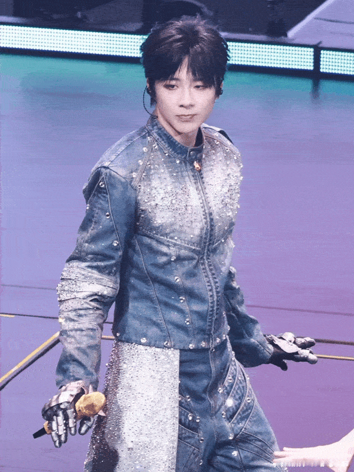 刘宇宁掐脖摇他还是安安静静唱歌吧！​​​