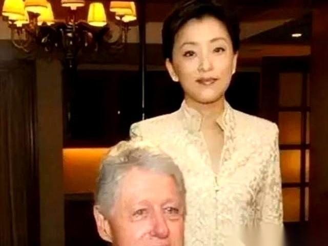 26岁，央视当家花旦，金话筒奖拿到手软。她一脚踹开银行上班的老公，不顾父母哭劝