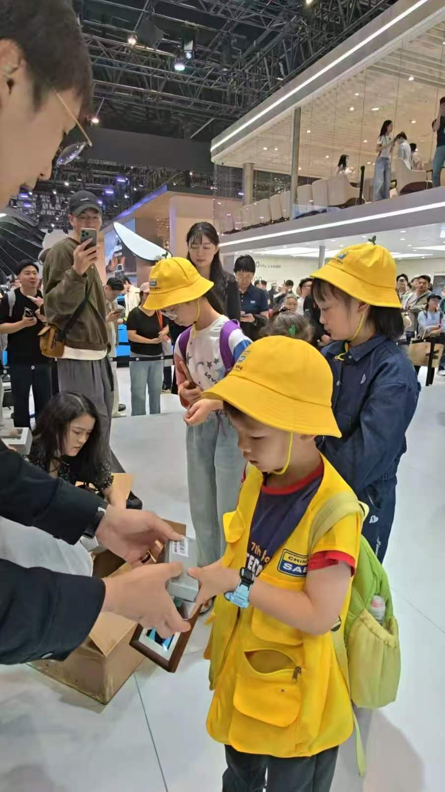 小米展位成小学生研学现场这次北京车展，除了媒体和游客之外，中国汽车工程学会也组