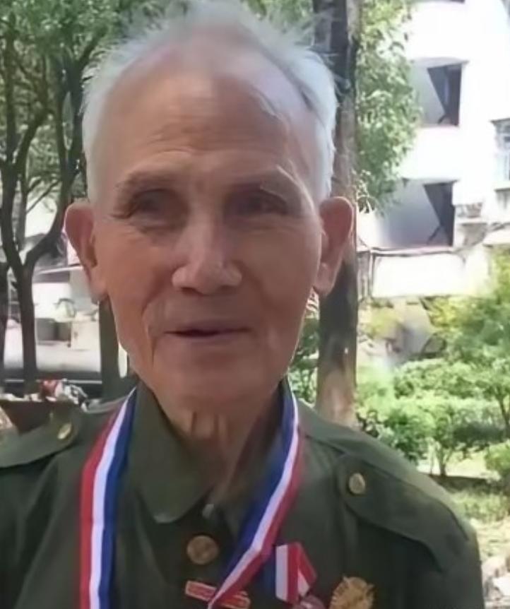 1945年5月，机枪手曾岳峰因伤掉队，没想到，他遇到100名日军正在吃饭！他立马