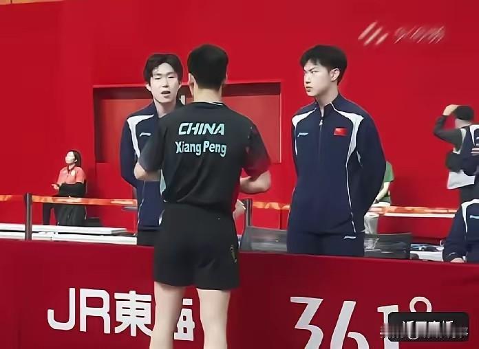 王皓训林诗栋，王楚钦指导向鹏，黄友政站中间不敢动。不是因为林诗栋输泰国丢了一