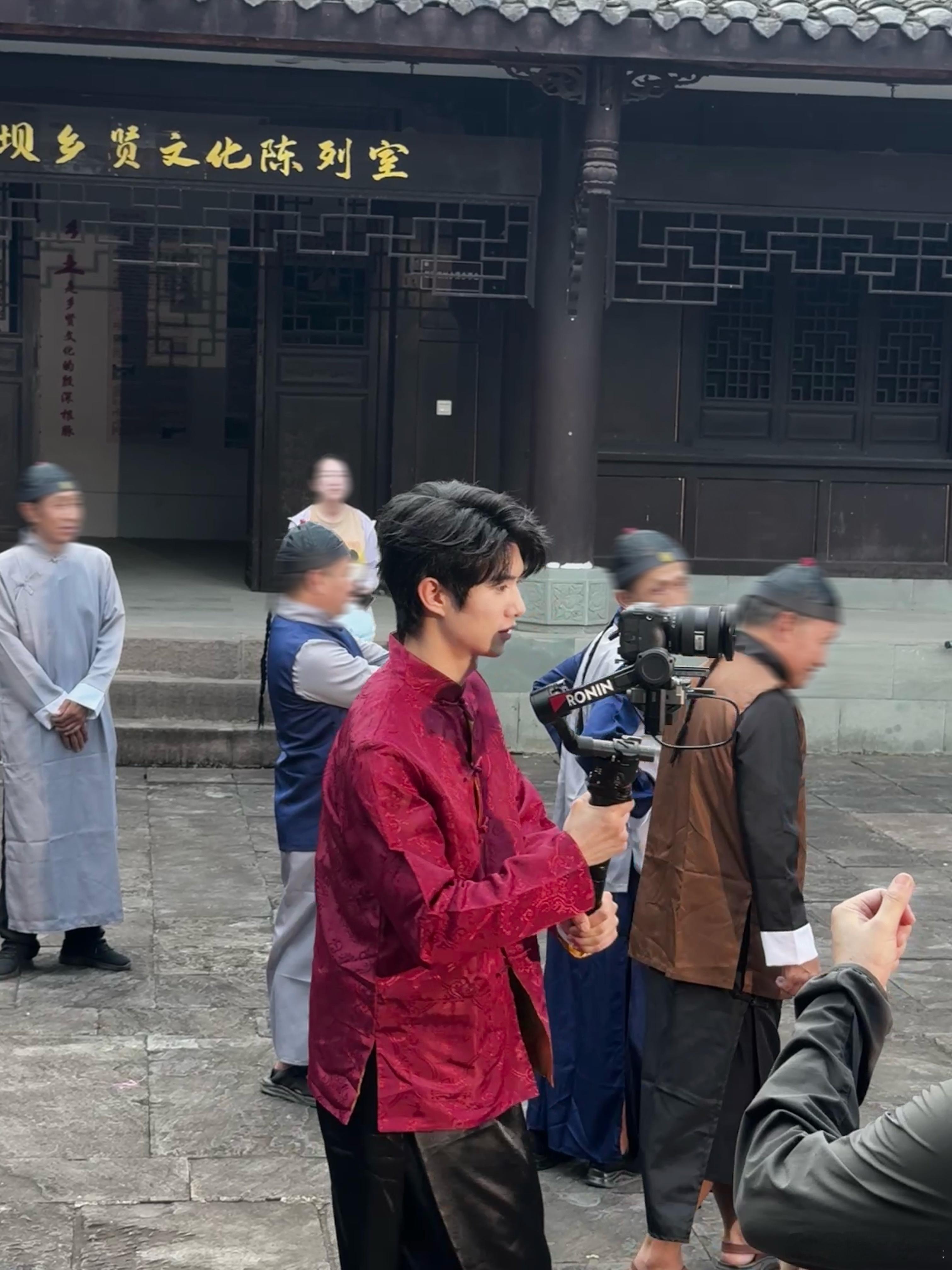 贺俊雄见过贺俊雄本人之后，终于明白为啥大家都夸他帅了！真人五官超精致，身