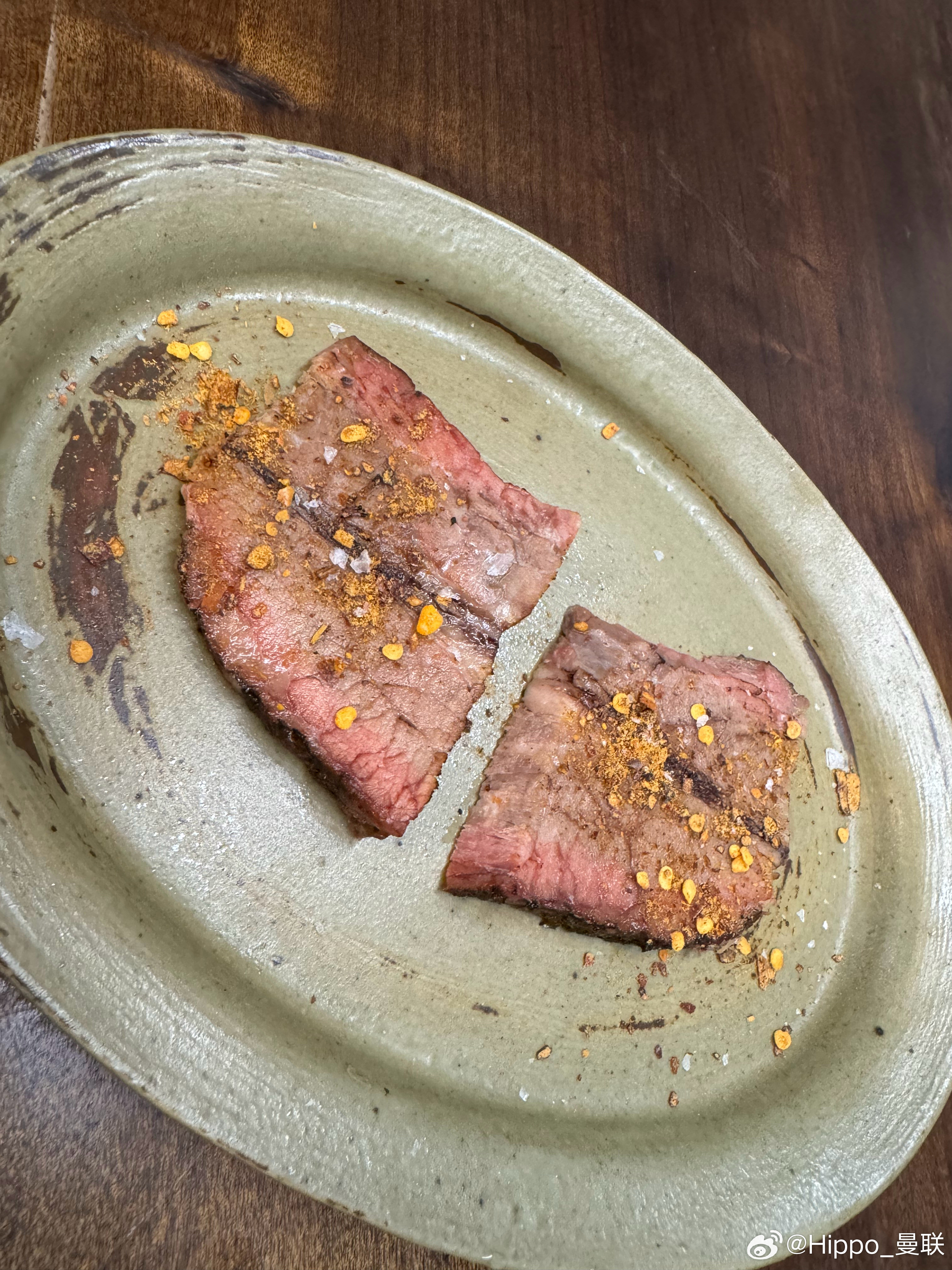 老板送了两片肉，说是美国驻华大使让他烤的。我说你忽悠谁呢，让他给我看了图二，他操