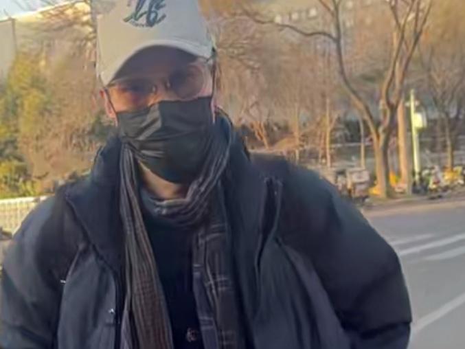 辛柏青现身央视春晚彩排，心里温暖又感慨。这多半年的他，过得不容易，一直沉浸在