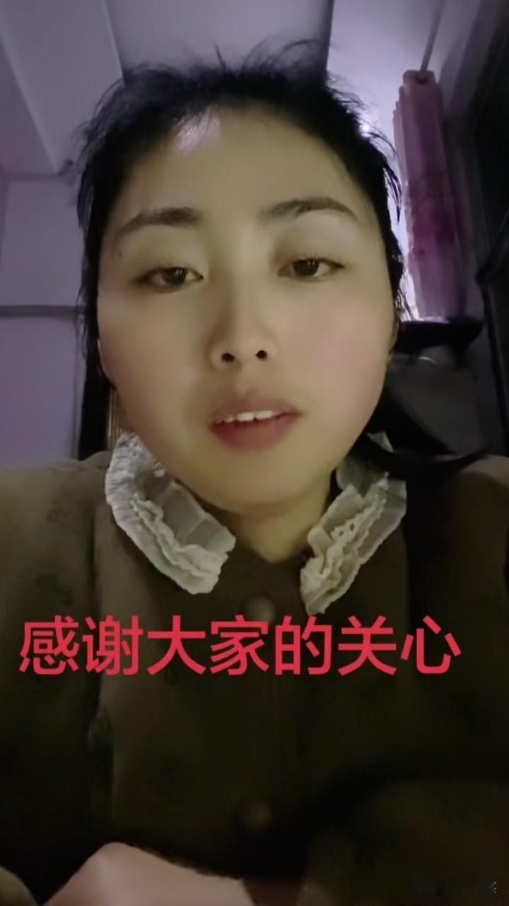 家庭聚会穿咖色衣服的女孩回应了，她有工作，在镇上的超市上班，有两个女儿一个儿子，