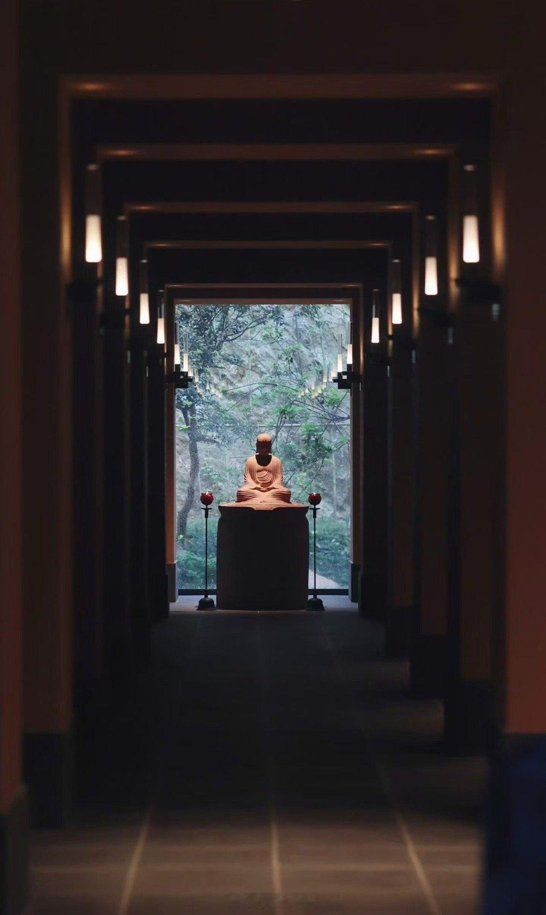 你身边有没有那种人，一进寺庙道观，后脖子就发凉，总觉得被什么东西盯上了。十有八九