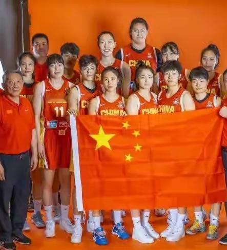现役中国女篮12位球员的家庭背景张子宇：山东济南人。父亲张磊身高2.13米，