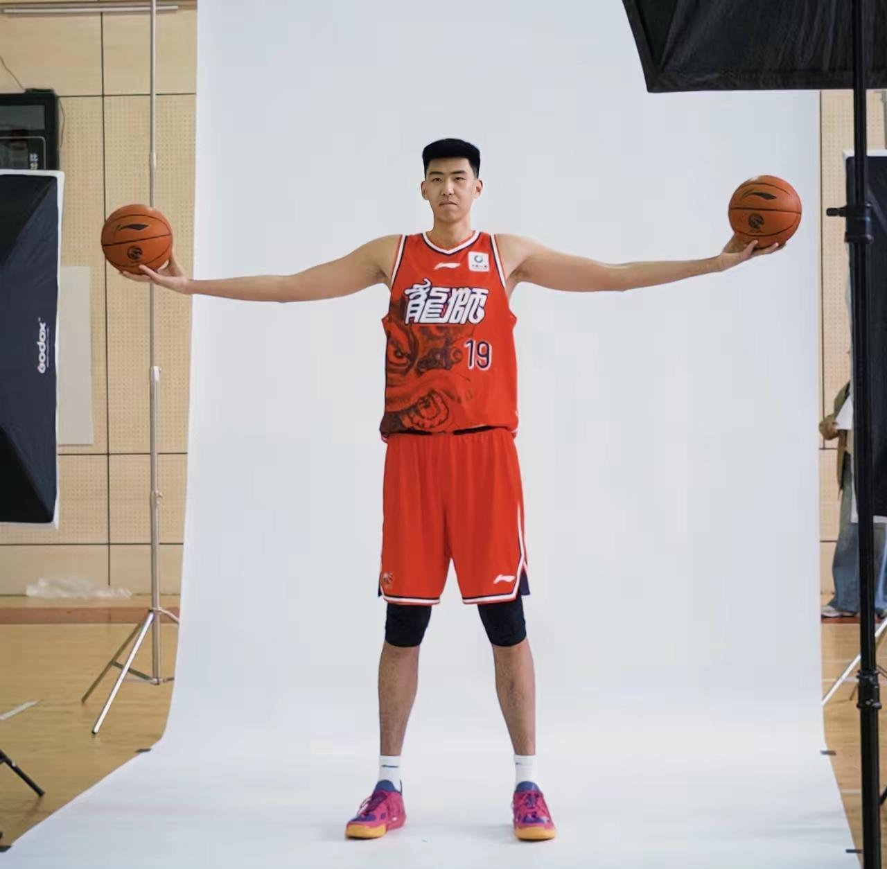 祝贺广东篮球三兄弟，再次同齐晋身CBA季后赛！这两年CBA赛场里，广东三支球