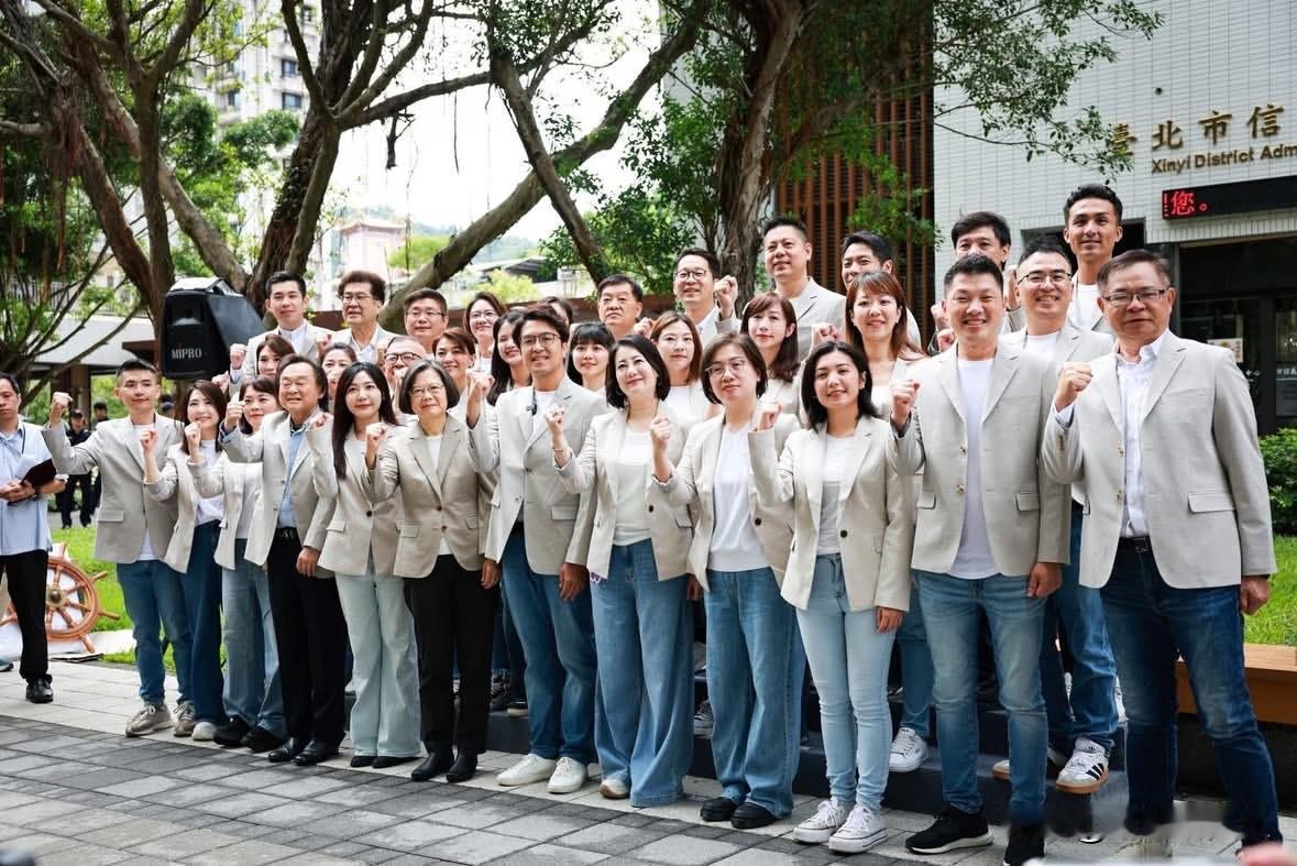 民进党前立委高嘉瑜今（2日）在社媒发文称，今天我和蔡英文、王世坚委员、吴沛忆主