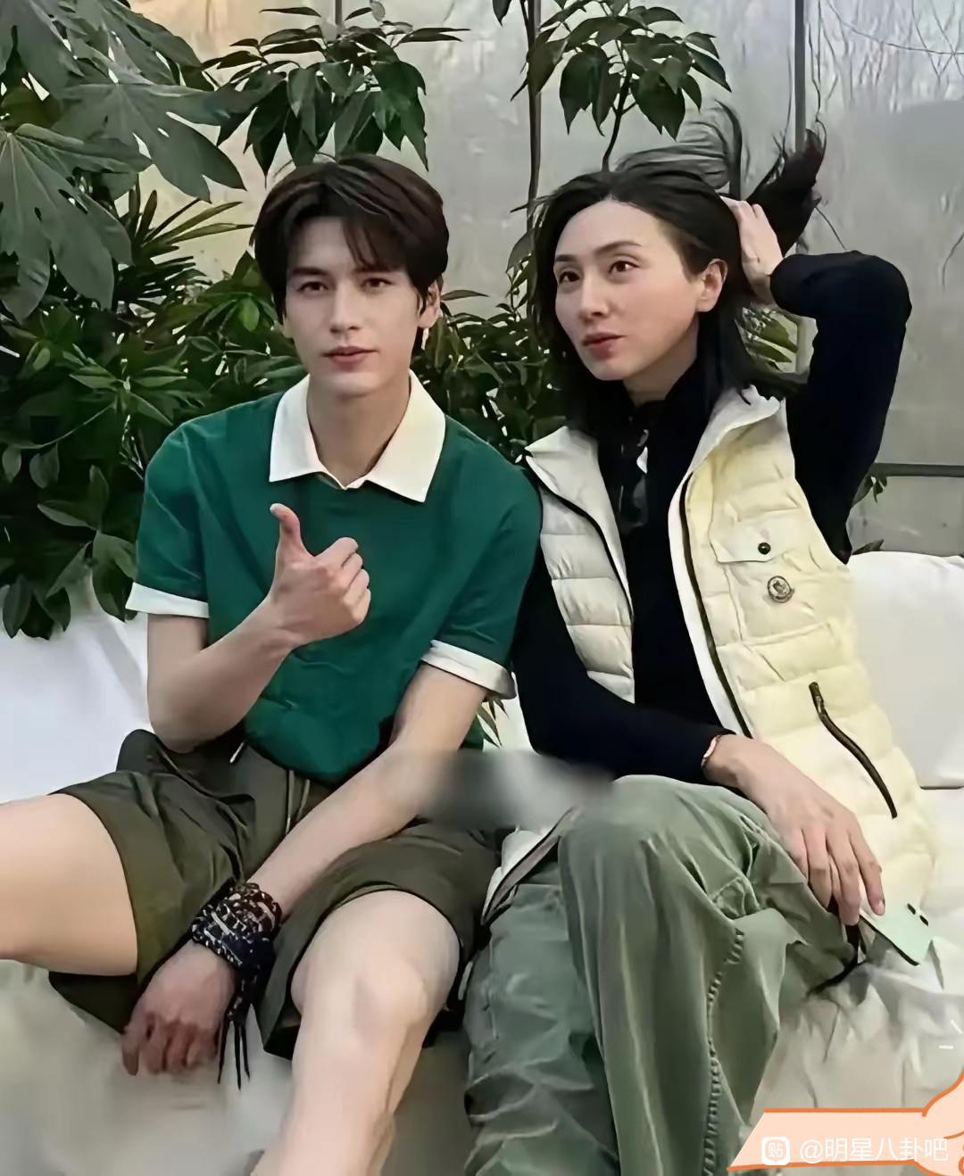 张凌赫的爸妈曝光，才让人叫绝！妈妈165cm，素颜出镜都完全不输女明星，状态好得