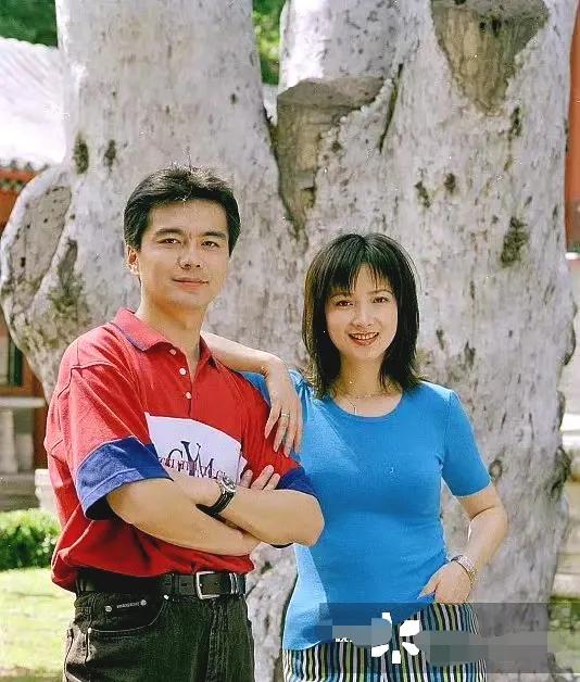 假如何晴与许亚军不离婚，现在肯定是让人羡慕的三口之家。近期，许亚军晒出了自己