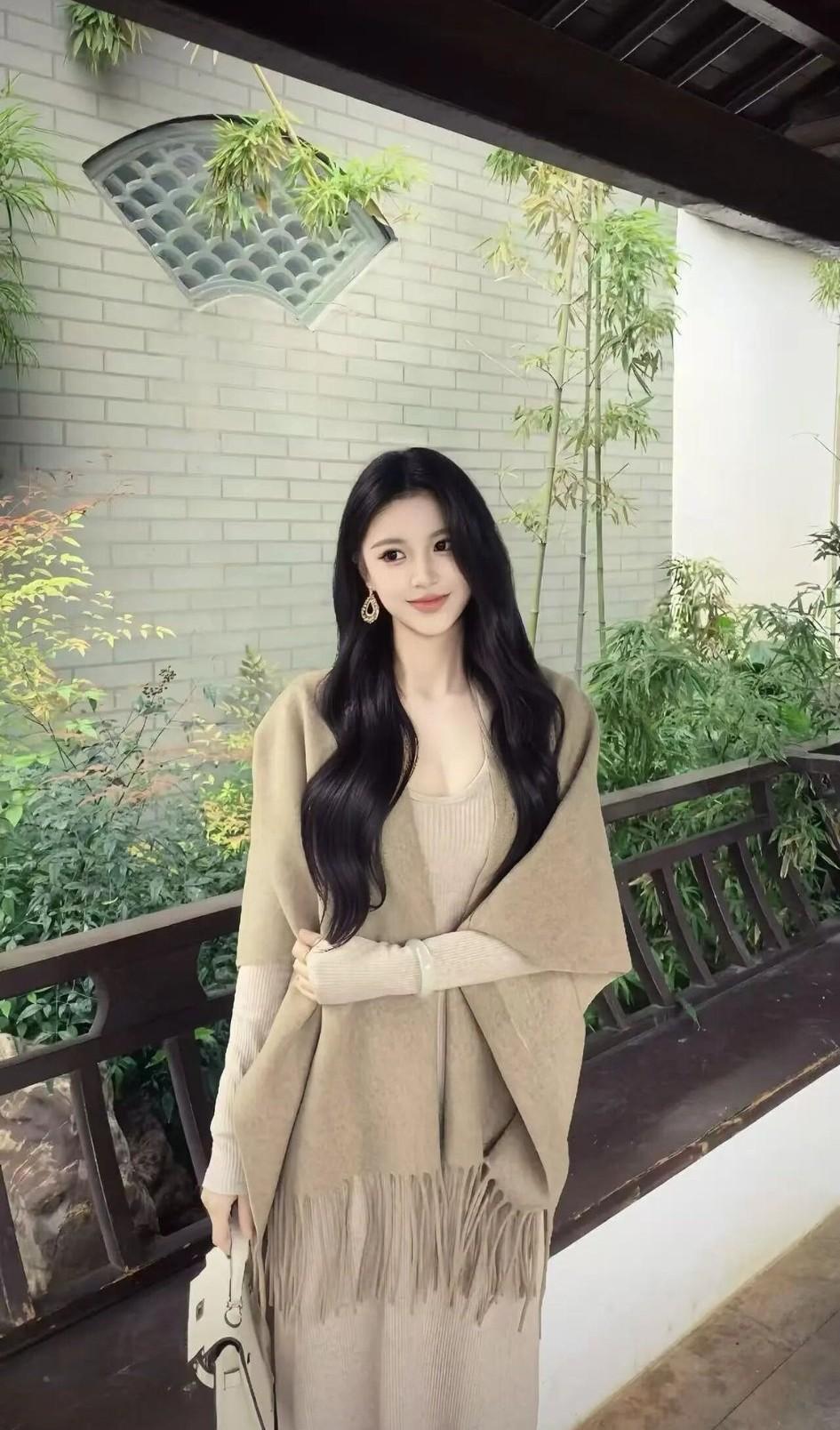 竹影婆娑映古韵，长发美人倚栏立。晒图笔记大赛怎样拍好“优雅风情”的人像照