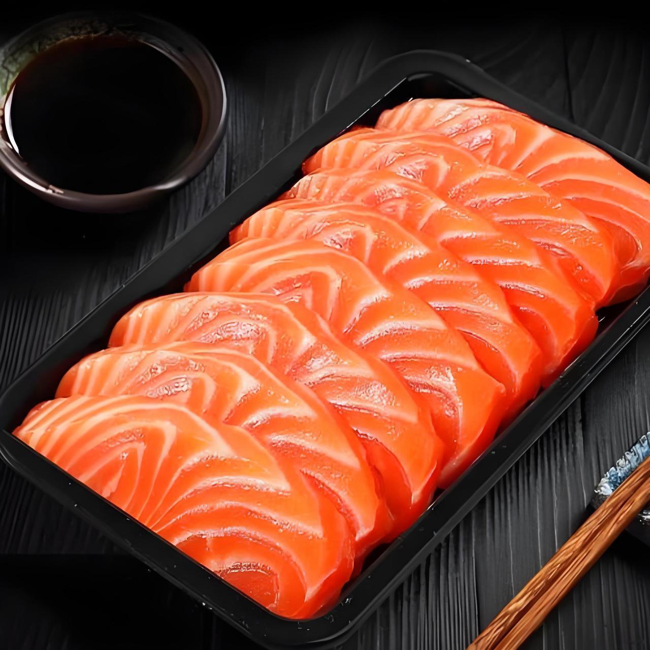 高贵的三文鱼大家都知道吧，现在品质最好的挪威三文鱼，加上运费、人工啥的，进入中国