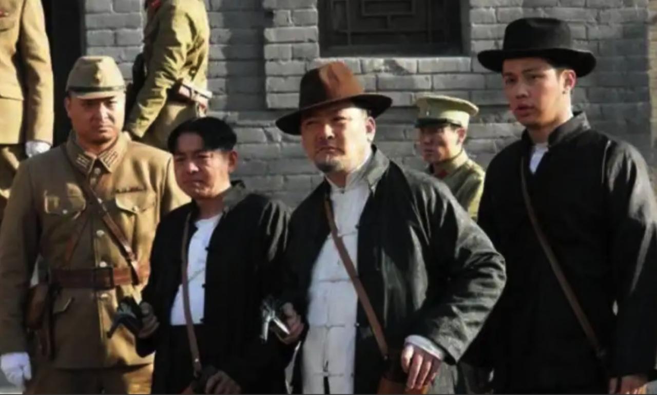 1942年，数十名伪军押送八路军交通员，距离日军据点100米时，一名伪军忽然对交