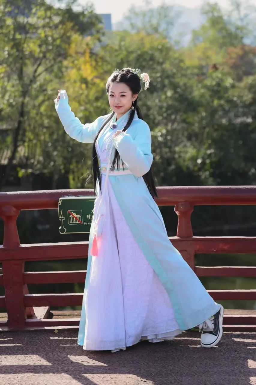 为何没给字?网传德云社团宠?赵芸一希望更多女<em>相声演员</em>上桌吃饭