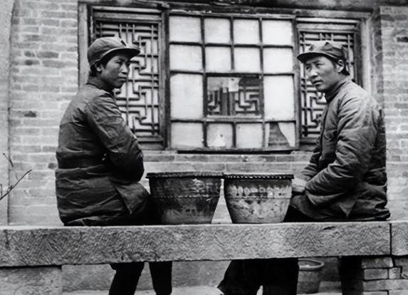 1939年，贺子珍在莫斯科看到毛主席再婚的报纸，她冲进医院找周总理评理，周总理只