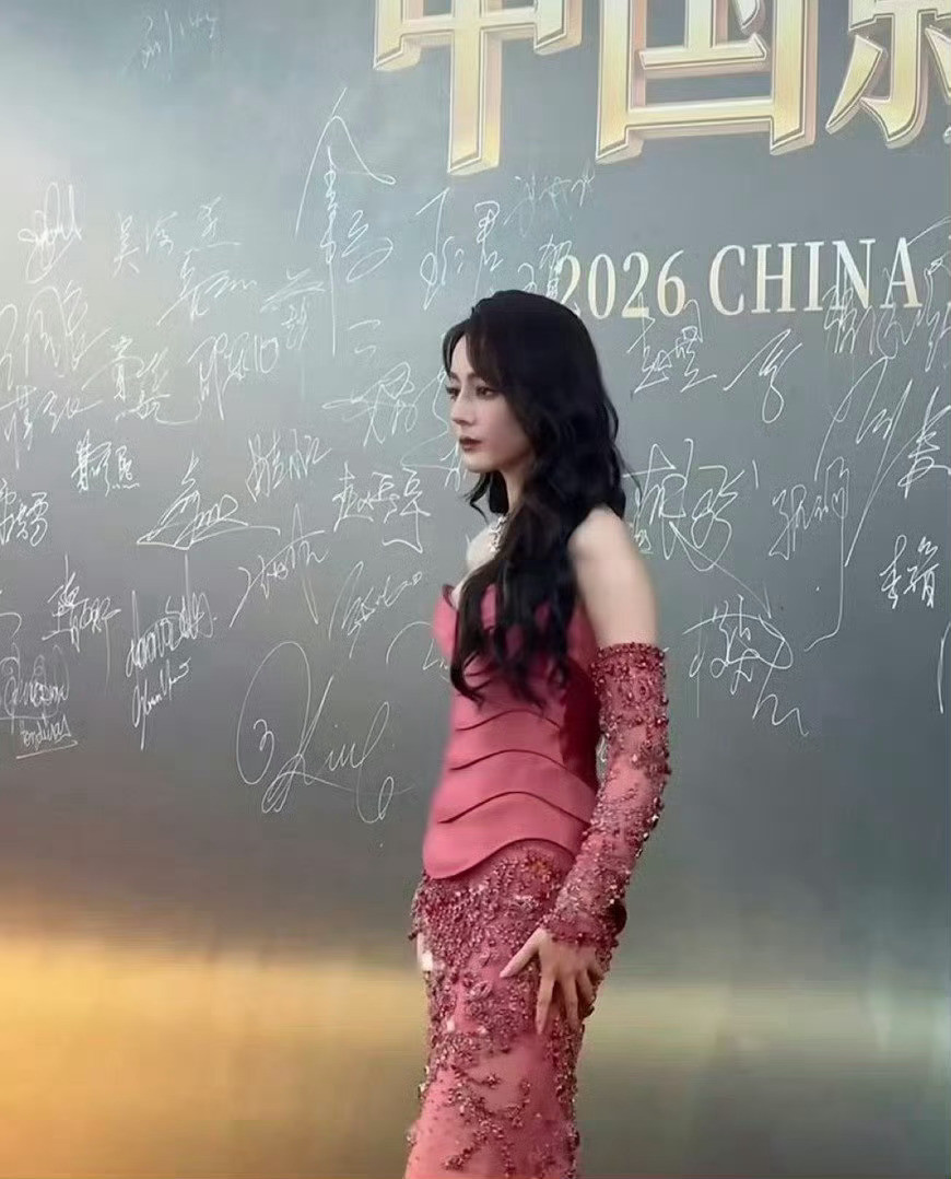 时隔六百多天，迪丽热巴终于再次踏上红毯，这一身GeorgesHobeika2