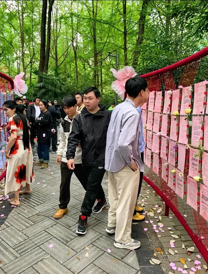 这个，真是扎心了！相亲群里，全是父母替子女上阵。女生资料清一色写着“国外留学归