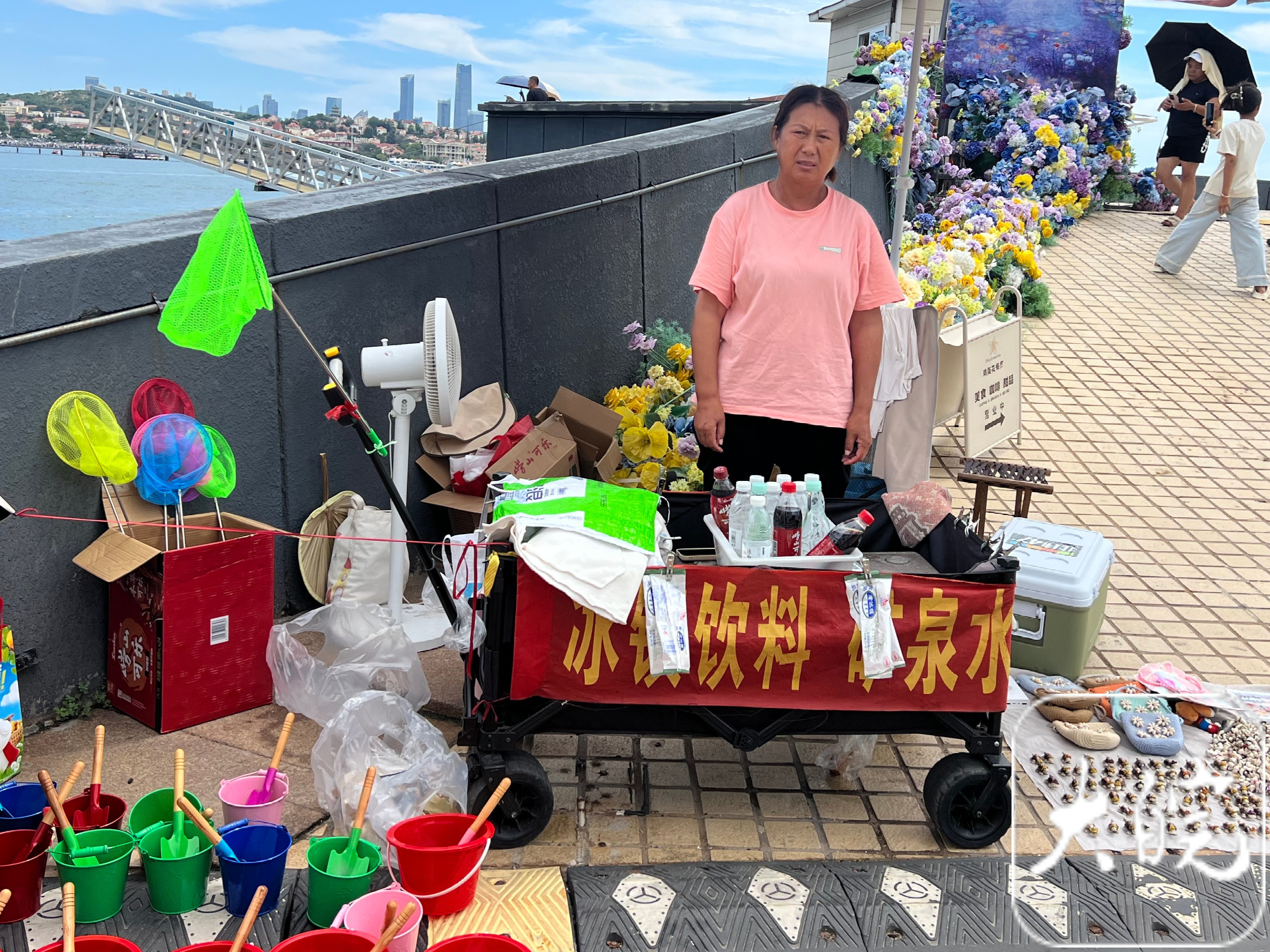 57岁玉米阿姨青岛摆摊爆红！救人英雄开直播遭黑粉攻击，家人怒斥：我们知足常乐！