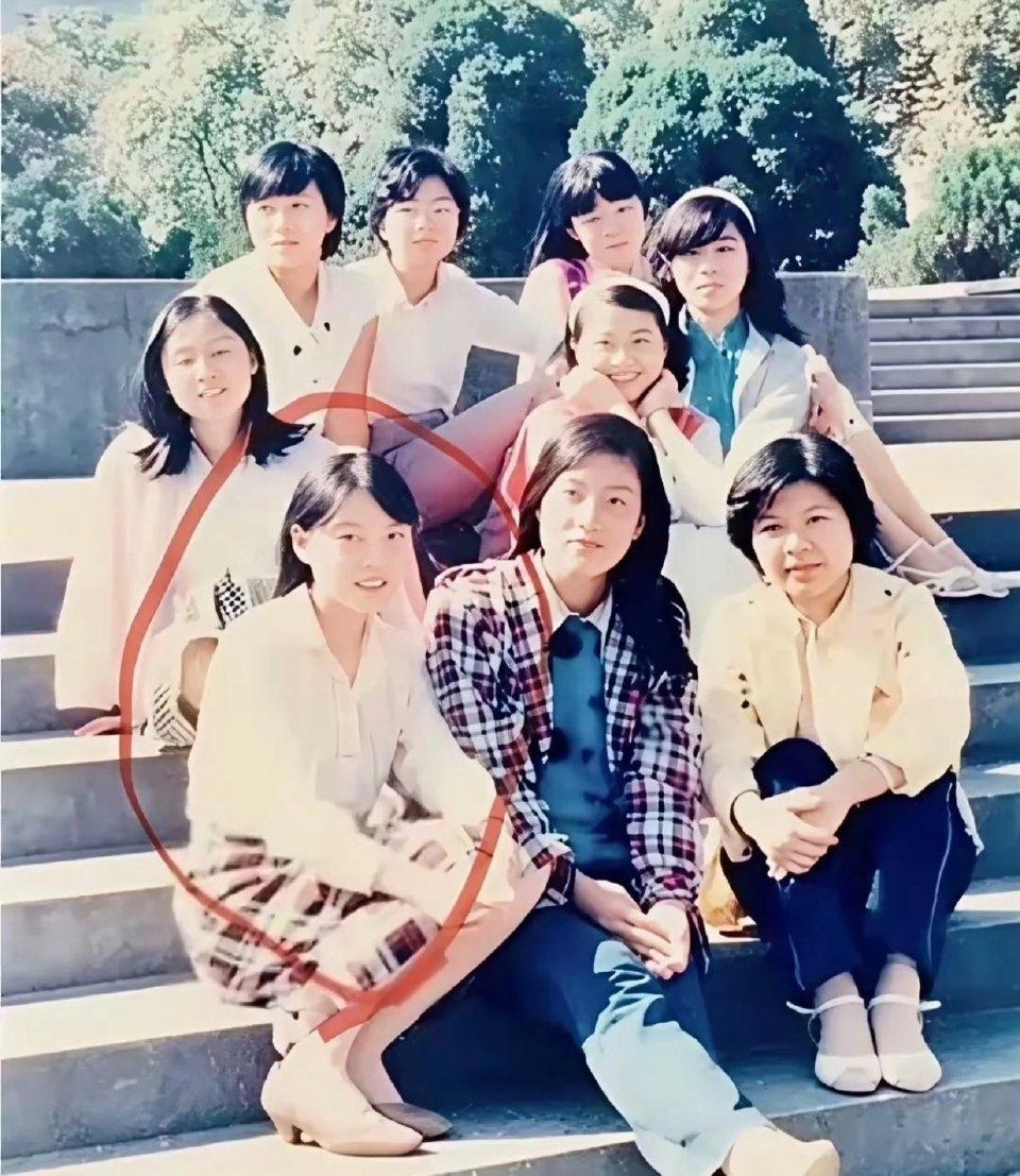 杜建英年轻时长得好干巴，这个时候已经跟领导搞上了，1995年就怀孕，1996生，