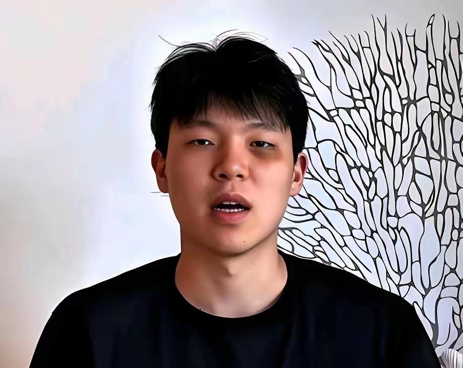 杨瀚森眼睛被打成大熊猫了，扎克·伊迪这次犯规真的太狠了，杨瀚森12日出战成疑，真