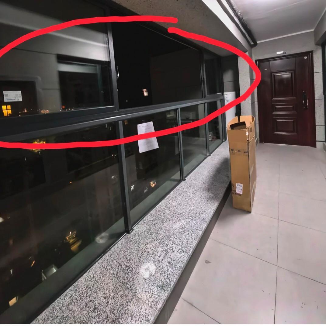 浙江杭州。网友发文吐槽:为了家里老人和小孩的安全，在征得对门邻居的同意后，我把连