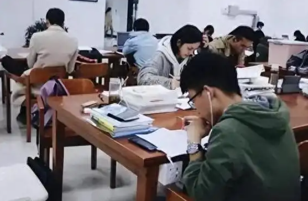 湖北女大学生在图书馆学习时，看到对面男生在挠大腿根部，便觉得对方在骚扰自己。随后