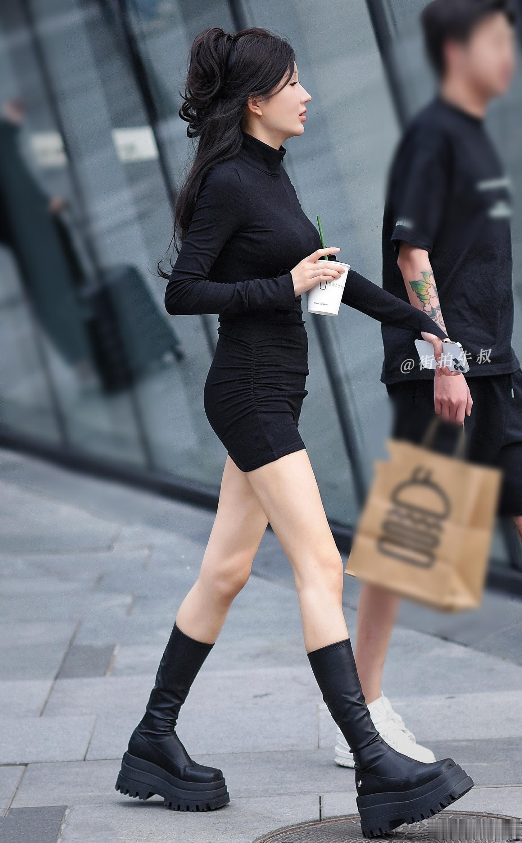 漂亮的黑色高领连衣裙