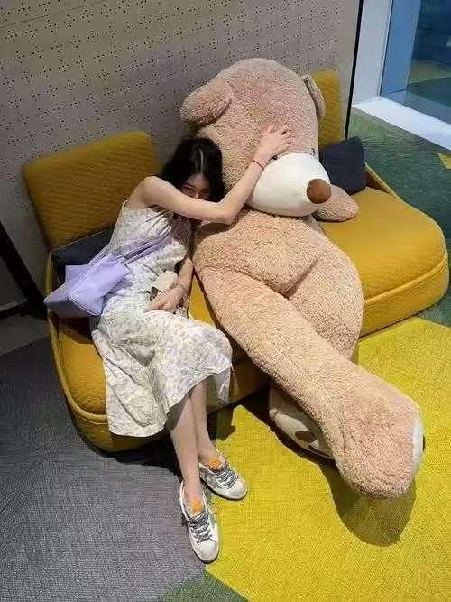 “有钱任性！”一女子30多次，带大型玩偶坐飞机。她8次借亲朋好友的身份证，为玩偶