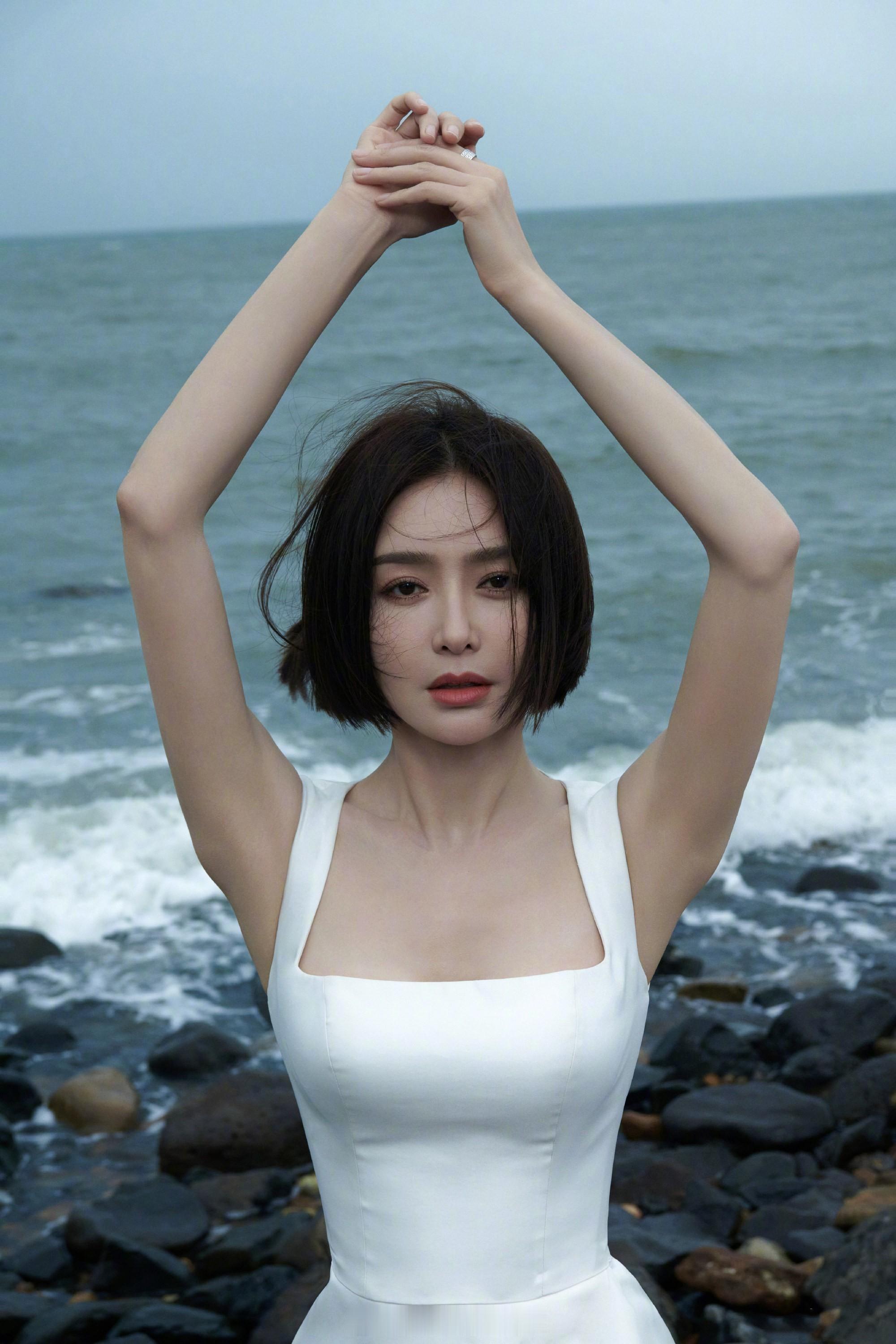 秦岚在海边拍大片