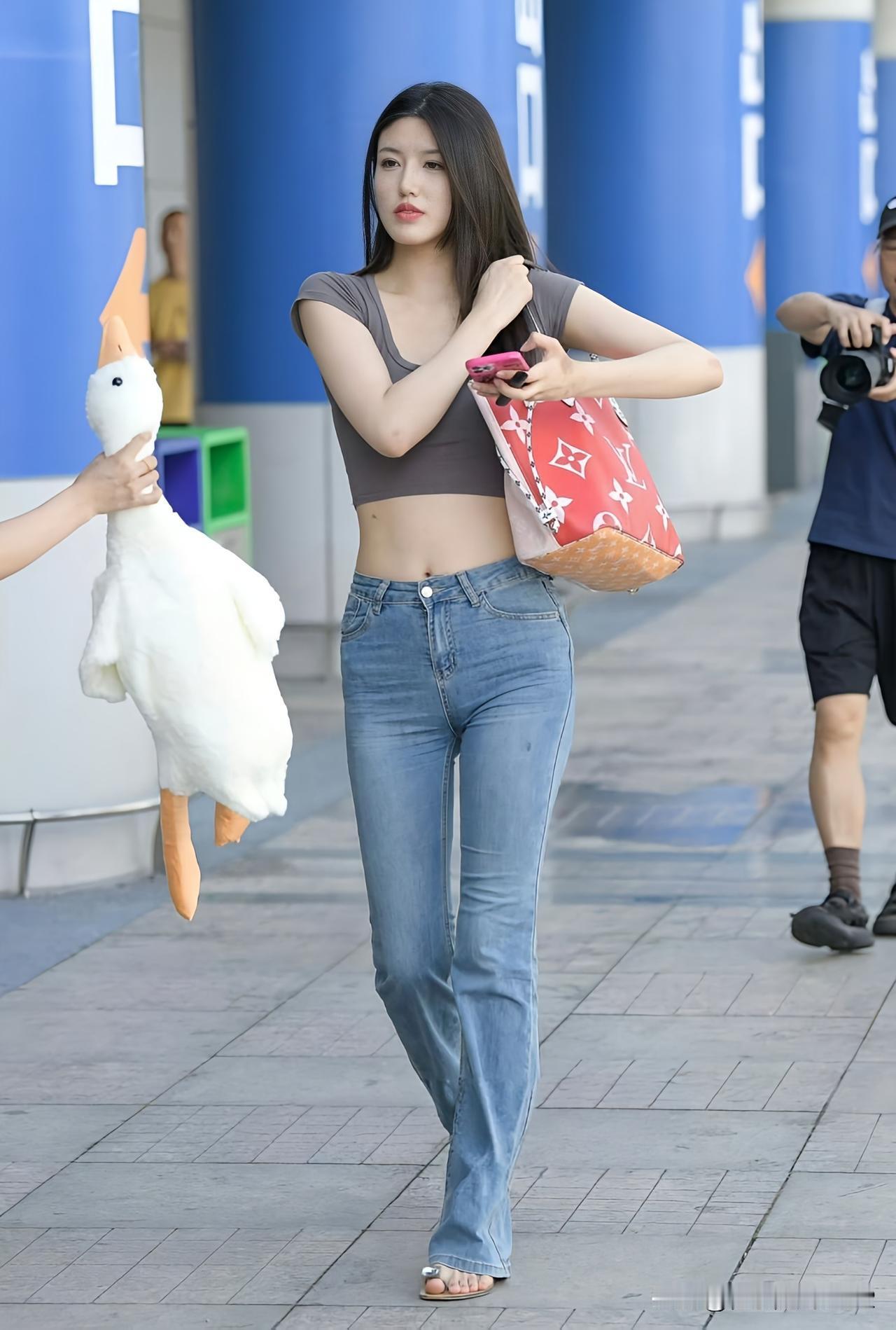 时尚穿搭指南：白色毛绒鸭配牛仔蓝牛仔裤，简约又可爱！🦢👖👠