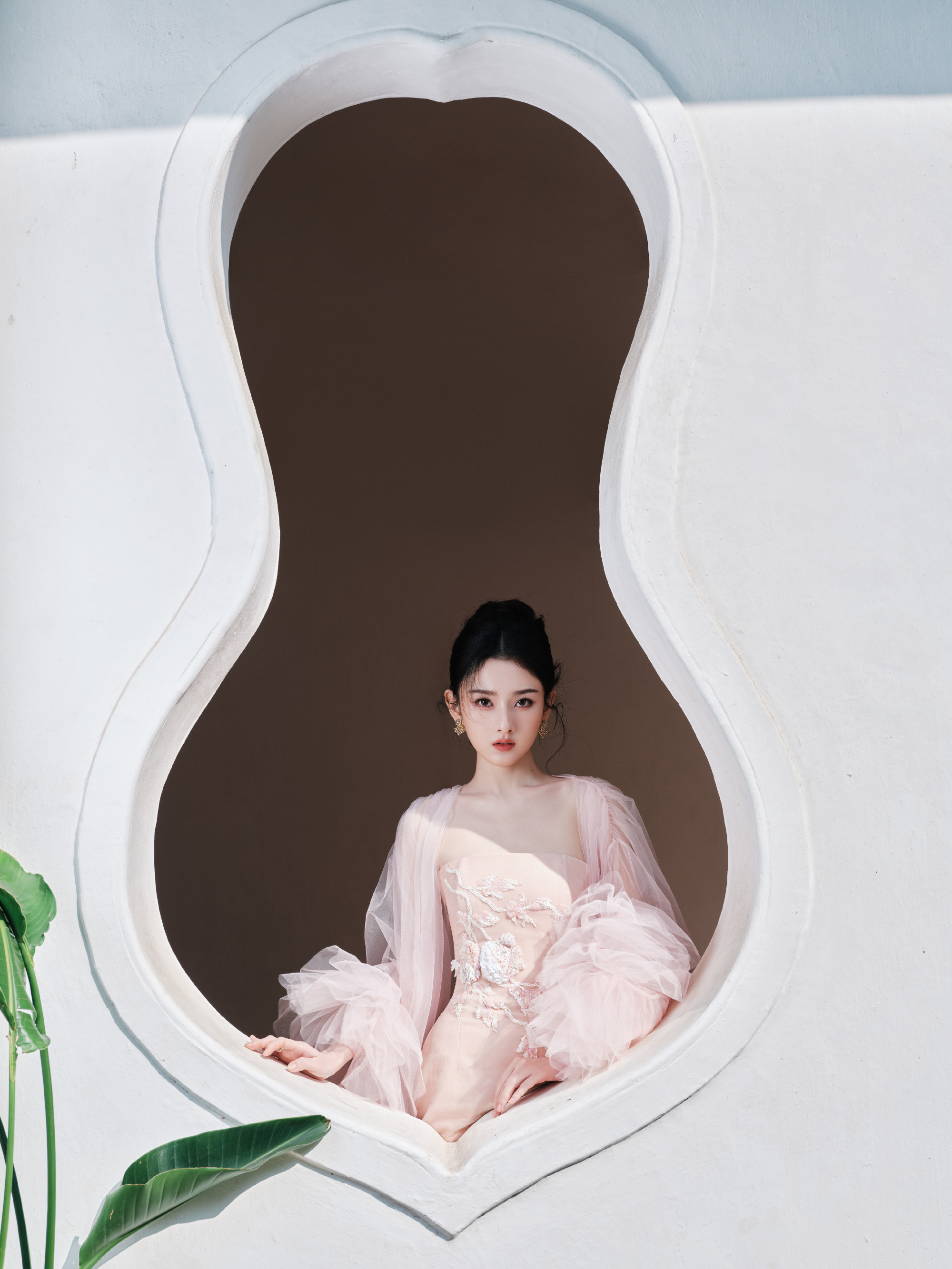 宋祖儿，淡粉纱裙少女感，优雅穿搭格调。宋祖儿