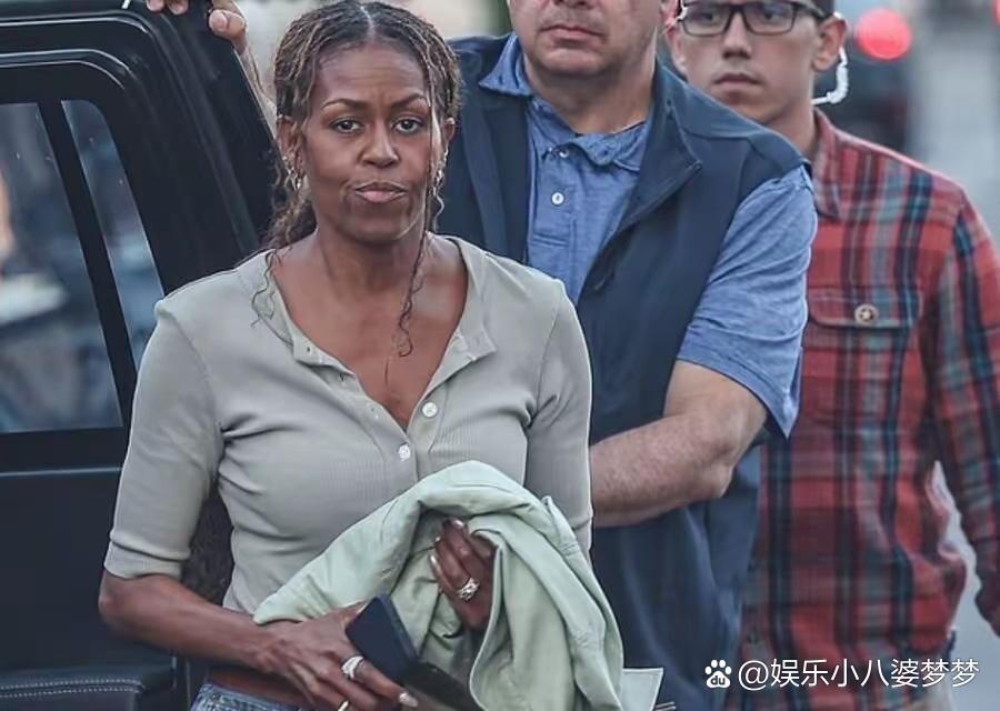 奥巴马两个女儿久违露面，身形反差大引网友热议，前第一夫人暴瘦
