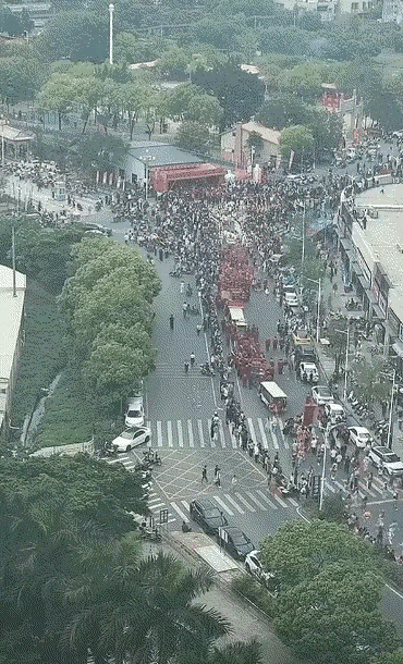 昨天的苏州殡仪馆，张雪峰做到了底层出身普通人的极致，因为普通人的最高荣誉也不过如