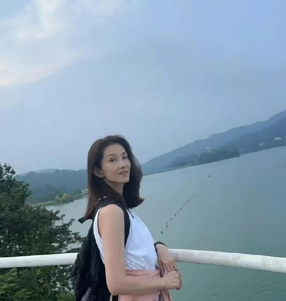 她的颜值在香港电影中属于顶级水平，54岁了依然单身，越活越年轻了