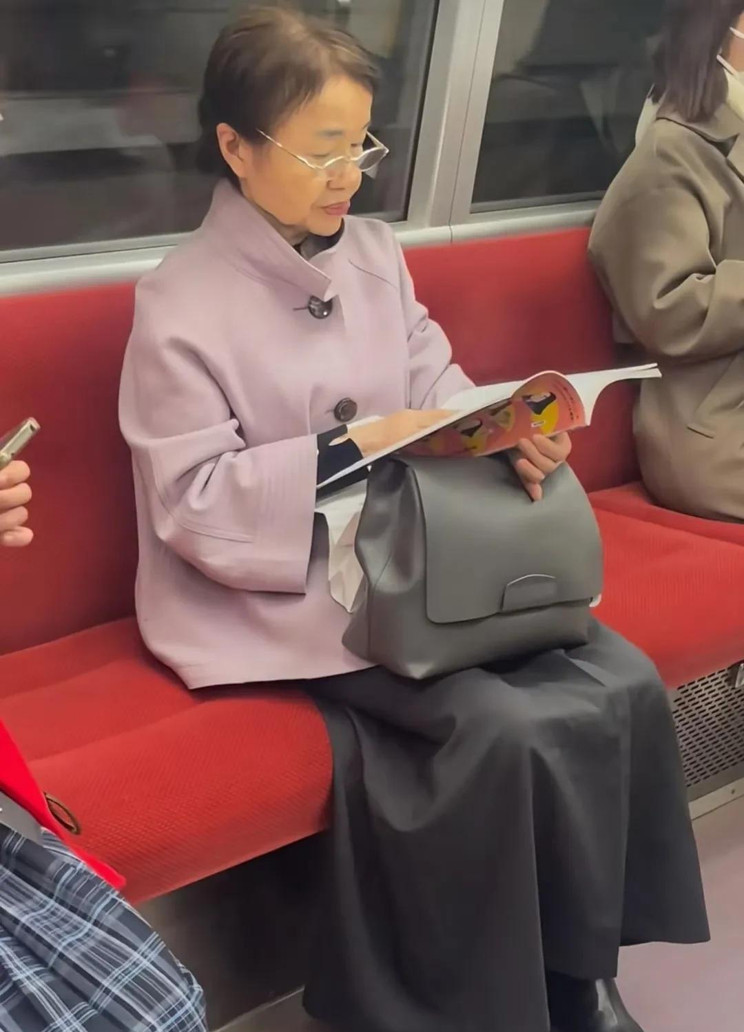 不得不佩服日本精致老人出门在外一定要精致。很少看到有肥胖的老人。她们都很