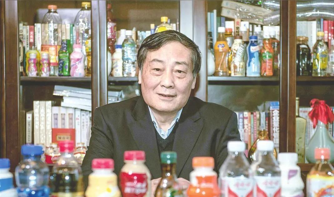 娃哈哈老员工跟我说，宗庆后时代，全厂不分管理层还是一线工人，过节福利一律1000